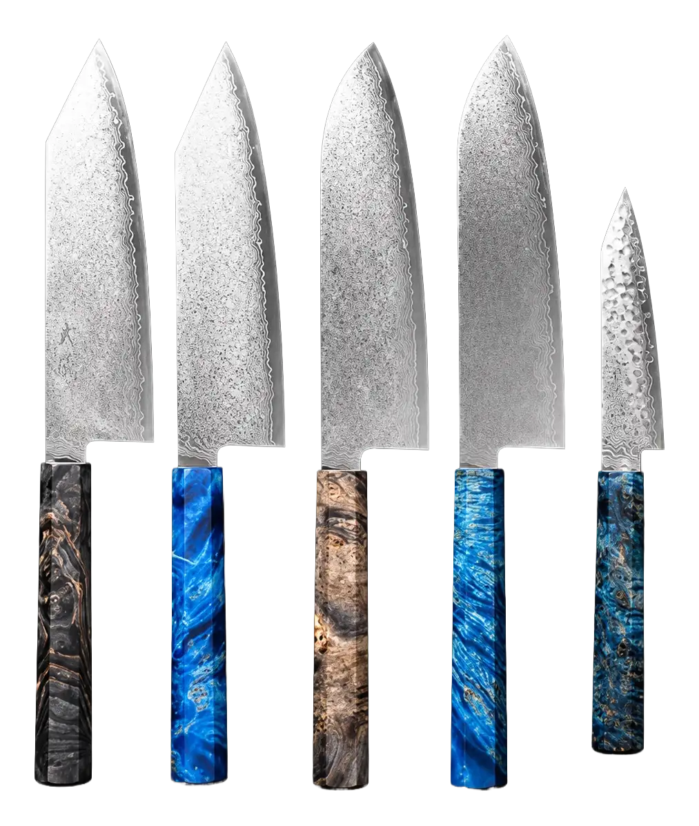 ダマスカス模様の刃に、青い樹脂や木目のハンドルを合わせた5本の和包丁。
