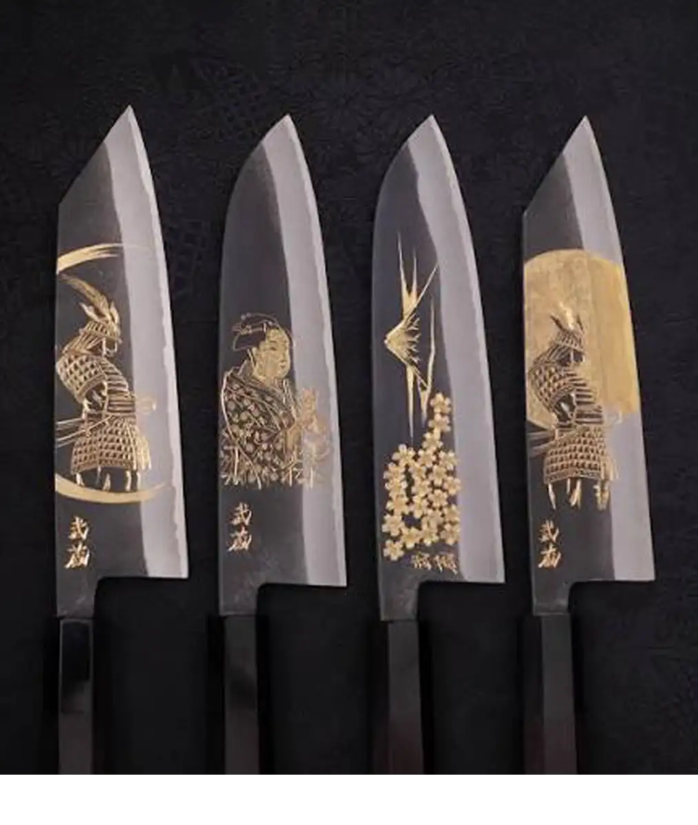黒打ちの刃に金色で富士山と桜が描かれた和包丁。刃元に「武蔵」の文字。